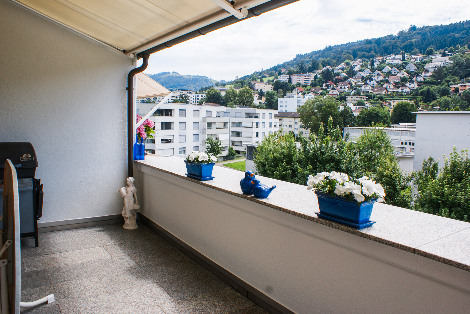 esco immo GmbH | Verkaufsobjekt | Charmante 4.5 Zimmer Dach-Maisonette-Wohnung | Balkon esco immo GmbH | Verkaufsobjekt | Charmante 4.5 Zimmer Dach-Maisonette-Wohnung | Balkon