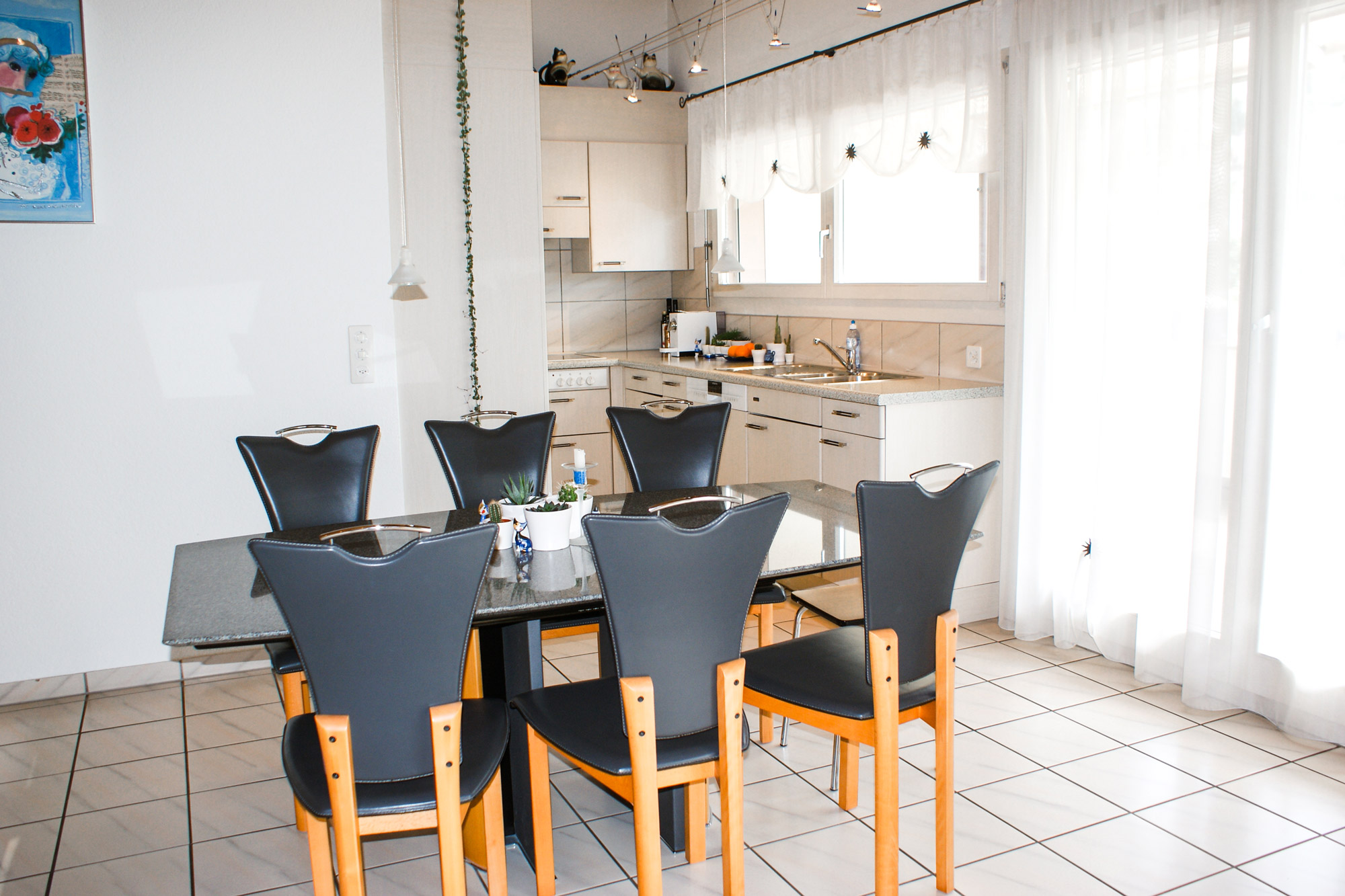 esco immo GmbH | Verkaufsobjekt | Charmante 4.5 Zimmer Dach-Maisonette-Wohnung | Esszimmer Küche esco immo GmbH | Verkaufsobjekt | Charmante 4.5 Zimmer Dach-Maisonette-Wohnung | Esszimmer Küche