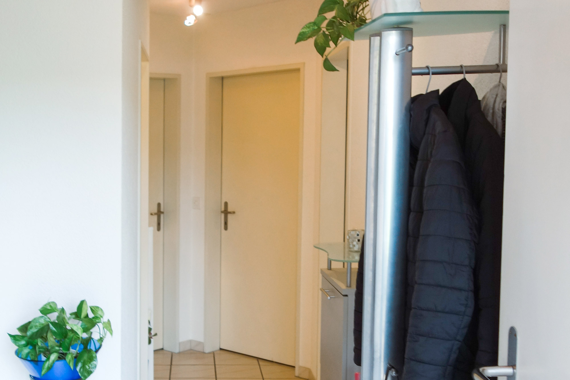 esco immo GmbH | Verkaufsobjekt | Charmante 4.5 Zimmer Dach-Maisonette-Wohnung | Korridor unten esco immo GmbH | Verkaufsobjekt | Charmante 4.5 Zimmer Dach-Maisonette-Wohnung | Korridor unten