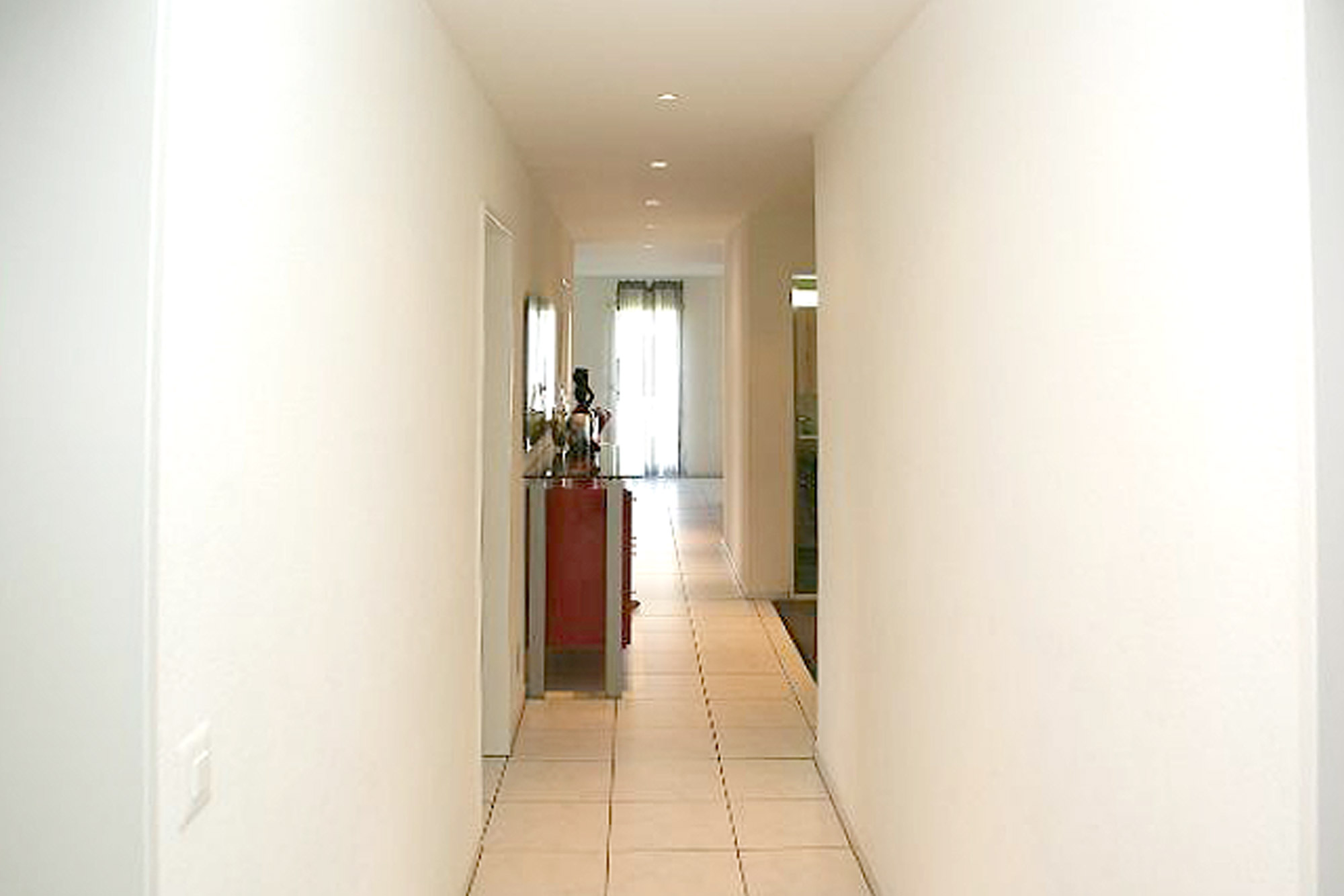 esco immo GmbH | Verkaufsobjekt | Grosszügige, moderne 5.5 Zimmer-Eigentumswohnung | Korridor esco immo GmbH | Verkaufsobjekt | Grosszügige, moderne 5.5 Zimmer-Eigentumswohnung | Korridor