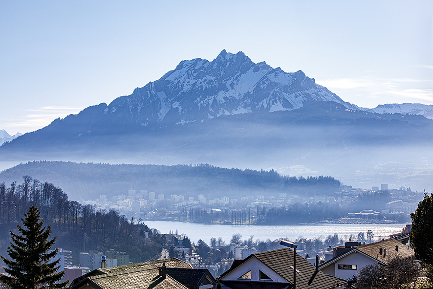 esco-immo GmbH | Verkaufsobjekt | Grosszügige 4.5 Zimmer Maisonette-Wohnung mit See- und Panoramasicht | Aussicht 1